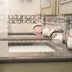 玉兰圣彼得套房酒店 4*